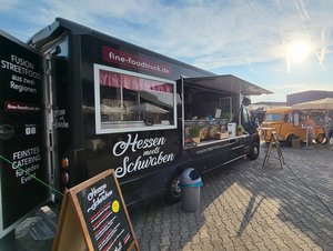 Hessen meets Schwaben Foodtruck auf Catering Event bei blauem Himmel