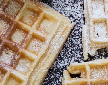 GEPUDERTE WAFFELN