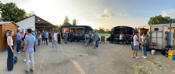 Foodtruck und Foodtrailer auf Catering Veranstaltung bei blauem Himmel