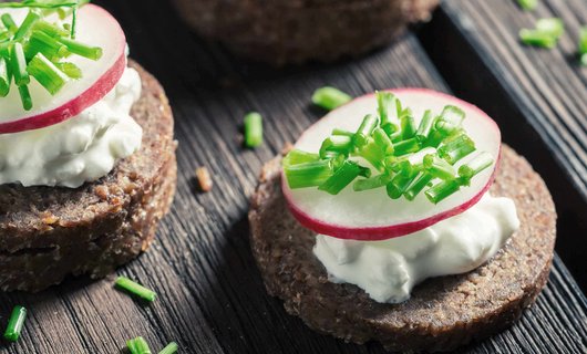 Hessen meets Schwaben Fingerfood Pumpernickel mit Forellenmousse