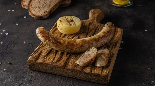 Handkäs-Bratwurst mit knusprigem Bauernbrot Handkäs-Bratwurst mit knusprigem Bauernbrot