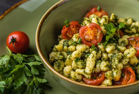 Hessen meets Schwaben Knöpfle mit grüner Sosse Pesto und Kirschtomaten